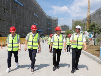 控股集團執行總裁吳華到中天智匯安裝高溫慰問檢查