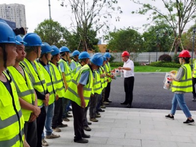 中天控股集團執行總裁吳華一行到智匯安裝在建項目高溫慰問檢查